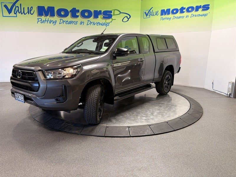2023 Toyota Hilux SR .. LOW KMS .. CANOPY, photo 3
