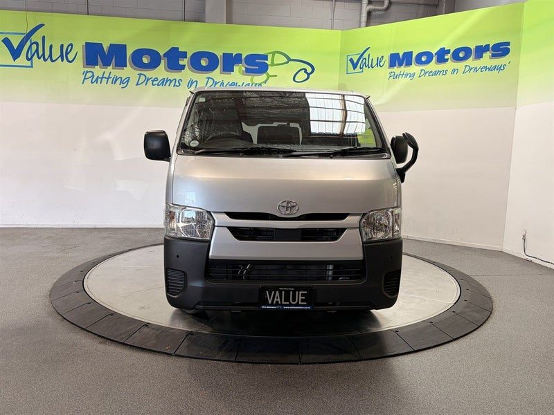 2022 Toyota Hiace 5 DOOR PETROL VAN with LOW KMS, photo 2