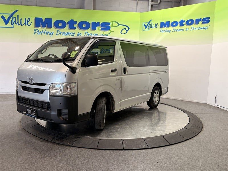 2022 Toyota Hiace 5 DOOR PETROL VAN with LOW KMS, photo 3