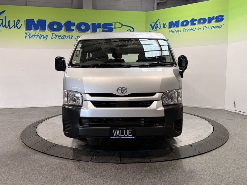 2021 Toyota Hiace 10 SEATER with LOW KMS, photo 2