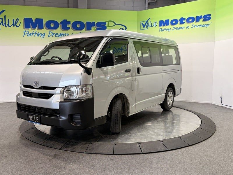 2021 Toyota Hiace 10 SEATER with LOW KMS, photo 3