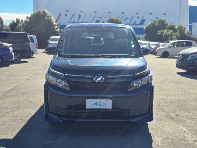 2014 Toyota Noah Voxy Hybrid, photo 2
