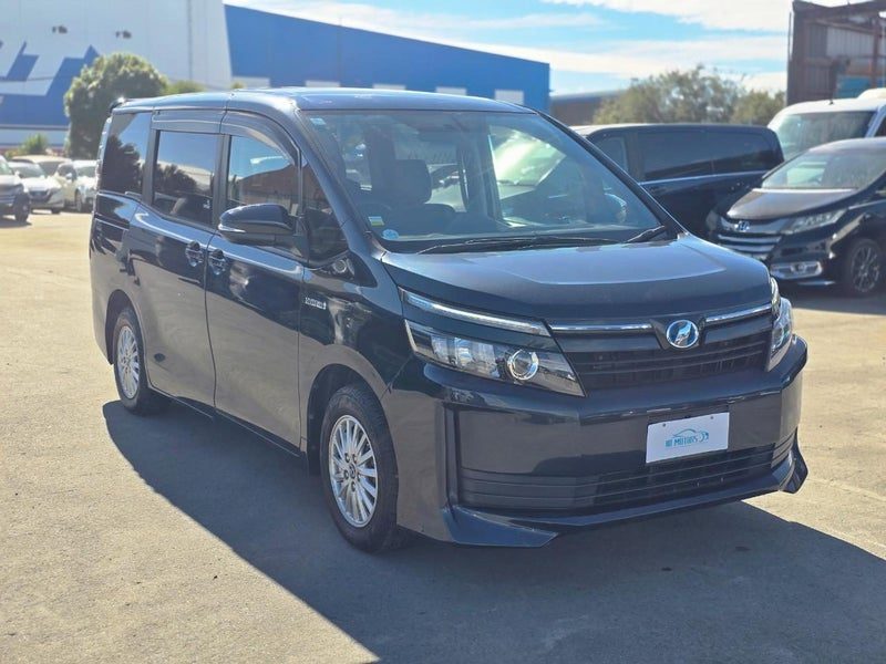 2014 Toyota Noah Voxy Hybrid, photo 3