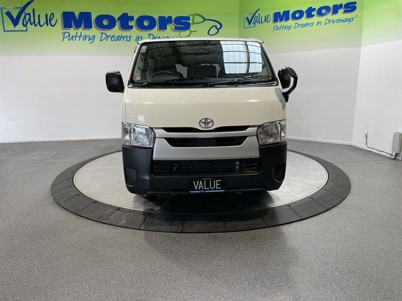 2021 Toyota Hiace, photo 2