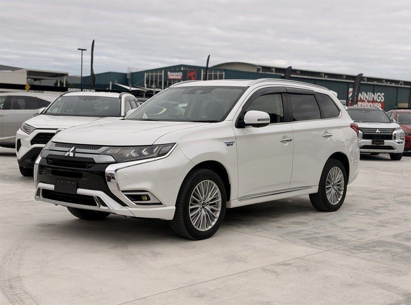 2018 Mitsubishi Outlander PHEV 4WD With Sunroof, photo 3