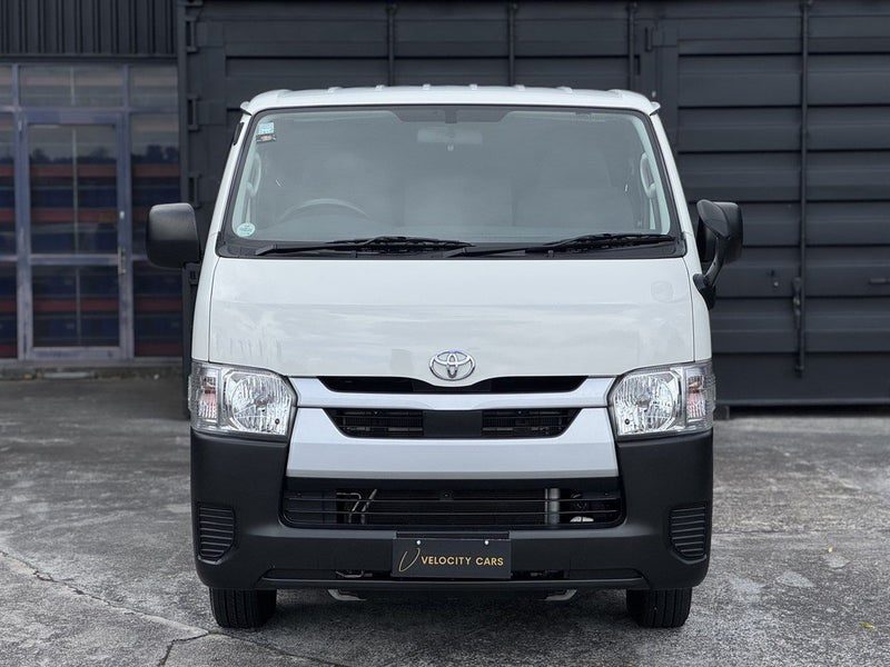 2021 Toyota Hiace DX, photo 2