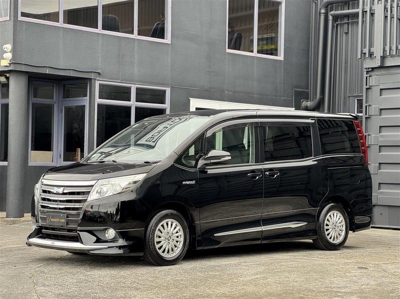 2017 Toyota Noah Hybrid G, photo 3