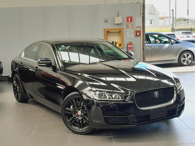 2017 Jaguar XE 20t Prestige Edition, photo 2