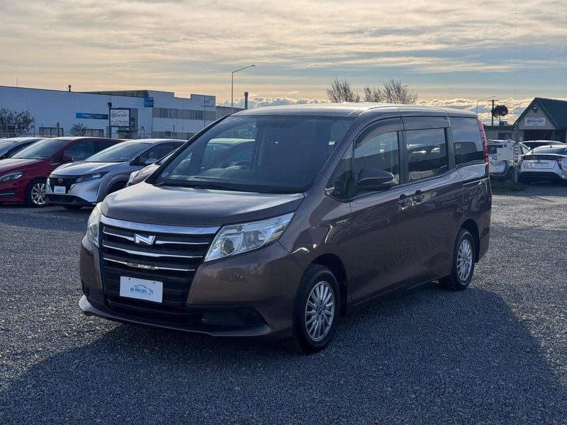 2014 Toyota Noah, main photo