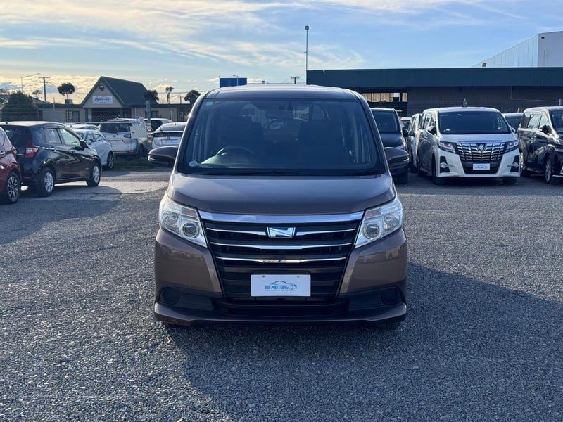 2014 Toyota Noah, photo 2