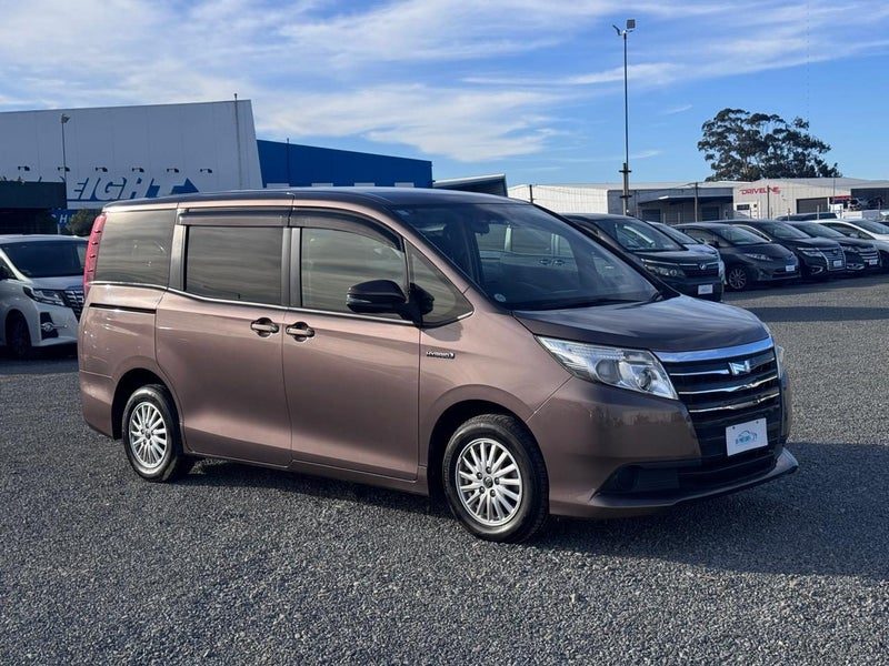 2014 Toyota Noah, photo 3