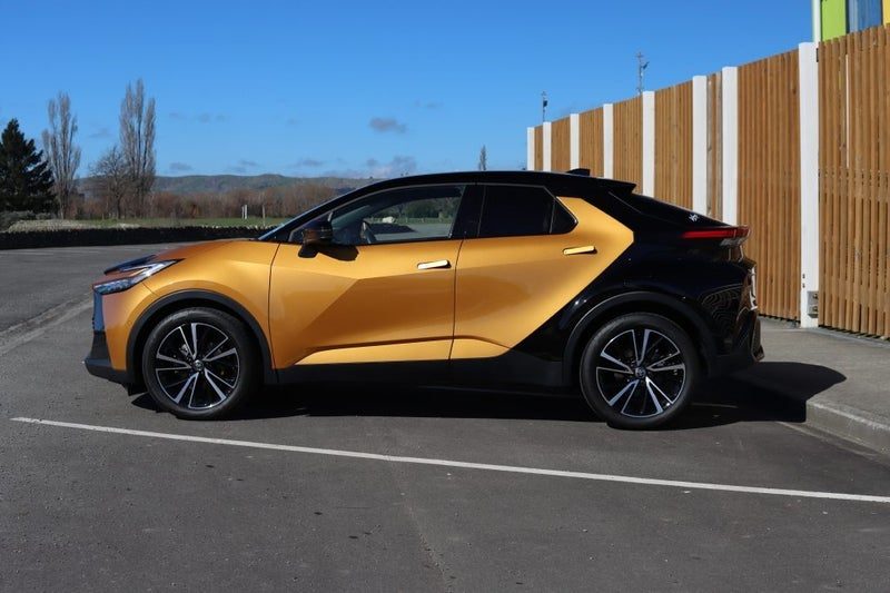 2025 Toyota C-HR Limited Hybrid, photo 3