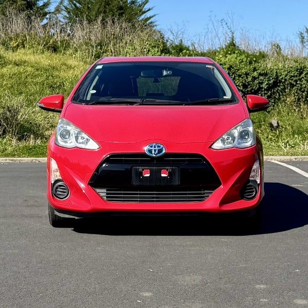 2015 Toyota Aqua Hybrid, photo 2