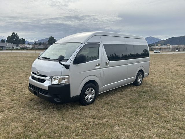2021 Toyota Hiace 12 seat 2.8T/D Minibus, photo 2