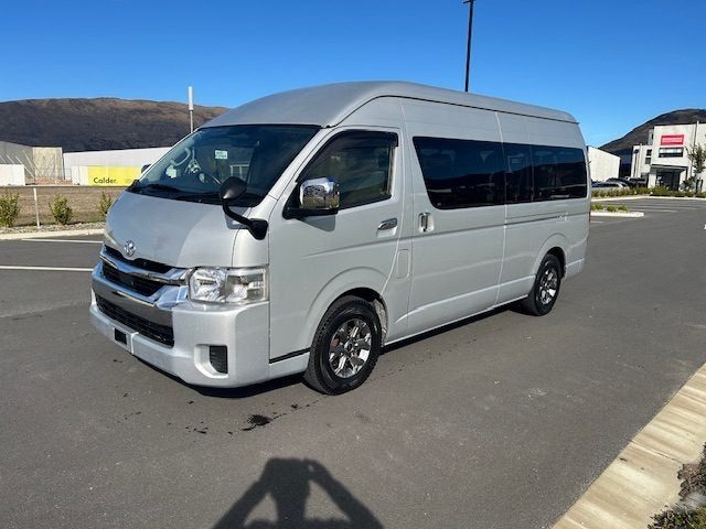 2020 Toyota Hiace Grand Cabin 10 seat Minibus, photo 2