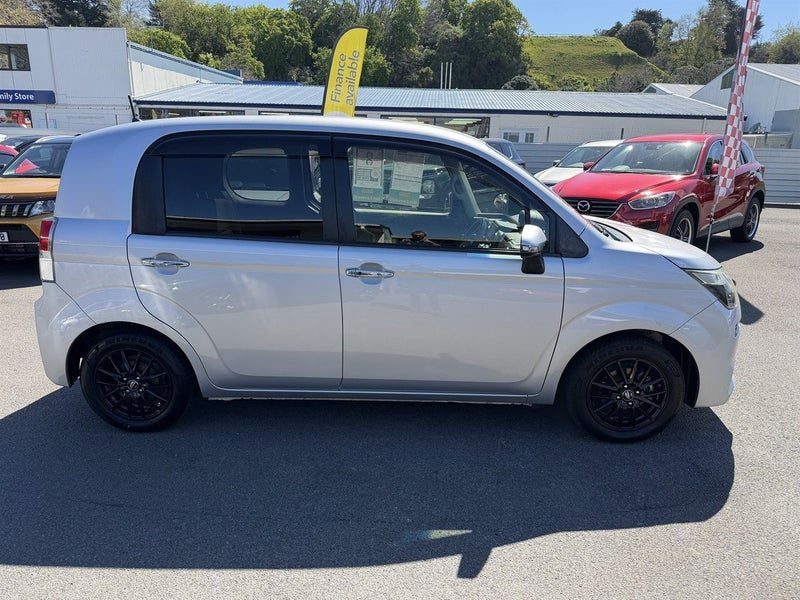 2014 Toyota Spade, photo 2