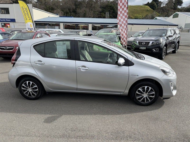 2016 Toyota Aqua, photo 2