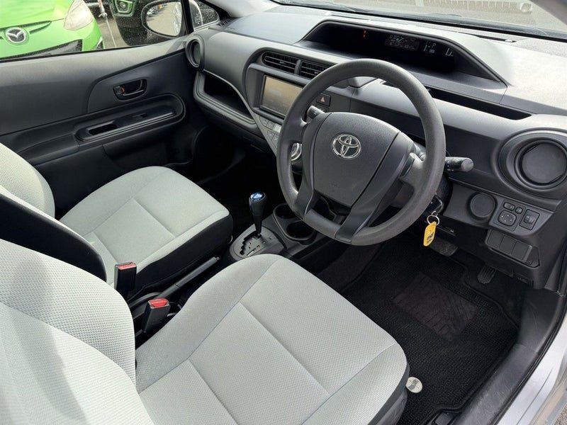 2016 Toyota Aqua, photo 3