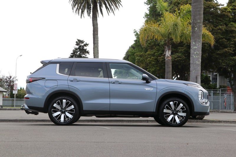 2026 Mitsubishi Outlander PHEV XLS 4WD (S-AWC), photo 3