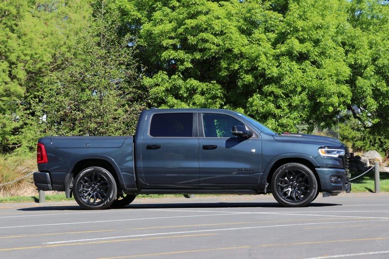 2026 Ram 1500 Limited I6 Rb Night, photo 3