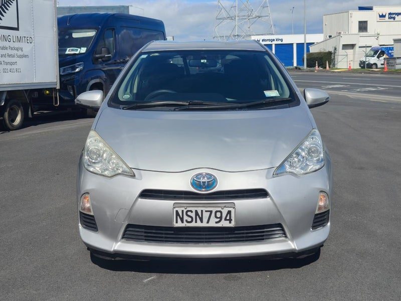 2012 Toyota Aqua, photo 2
