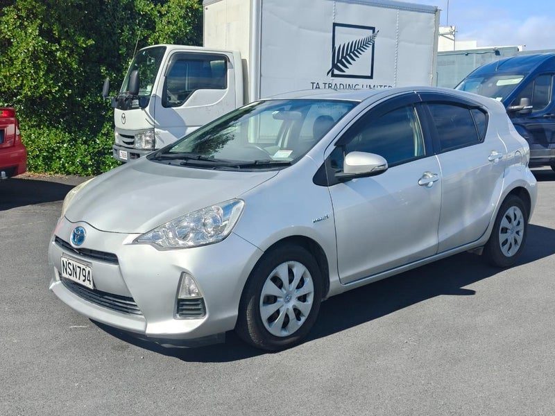 2012 Toyota Aqua, photo 3