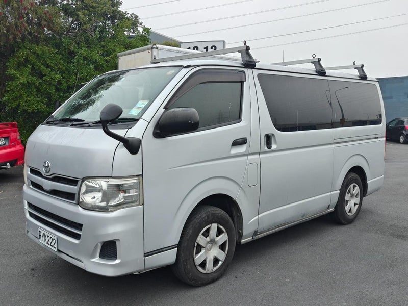 2013 Toyota Hiace, photo 2