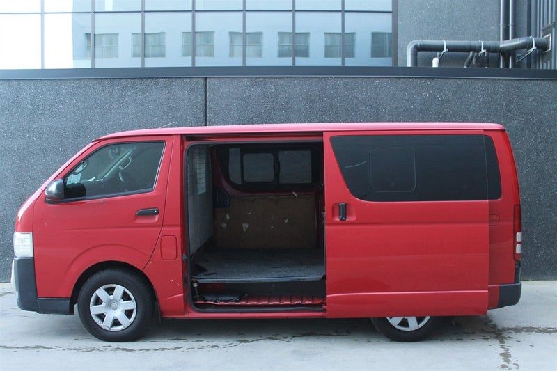 2014 Toyota Hiace, photo 2
