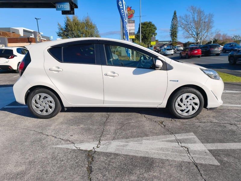 2019 Toyota Aqua S, photo 2