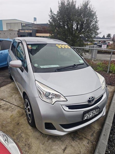 2012 Toyota Ractis, photo 2