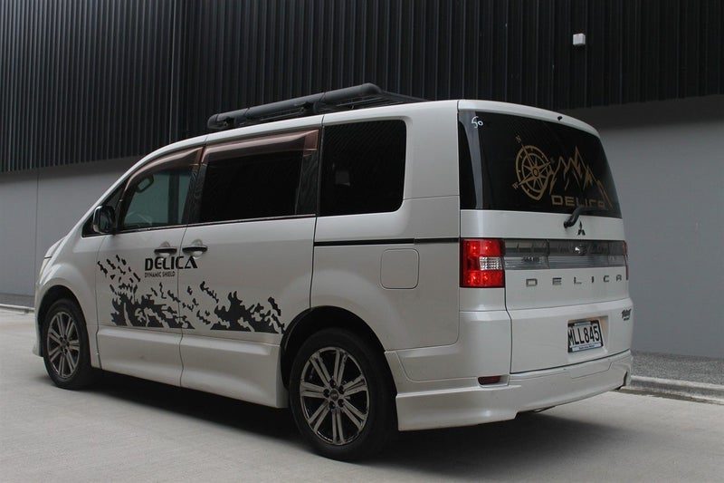 2010 Mitsubishi Delica, photo 2
