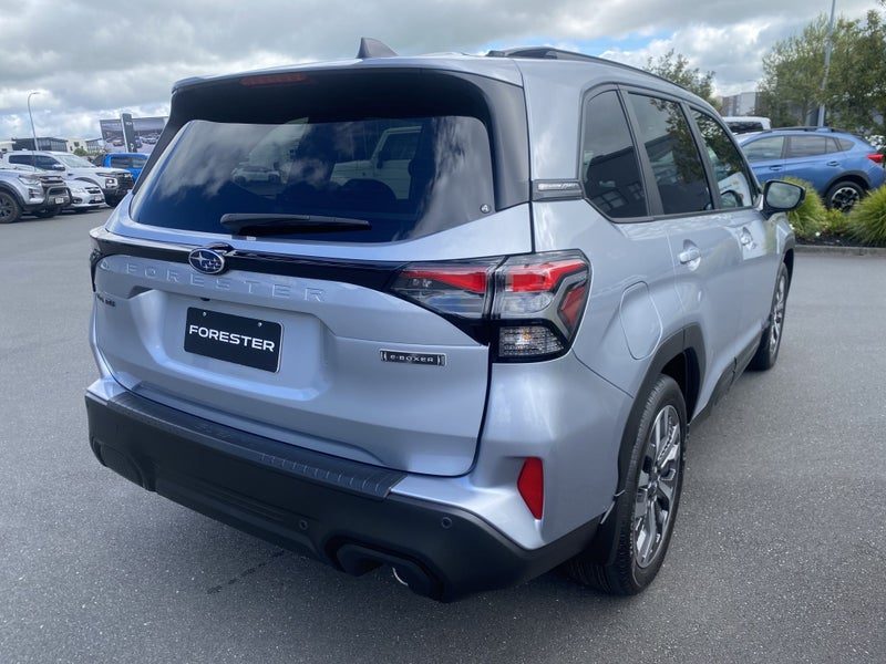 2026 Subaru Forester 2.5 Touring Hybrid AWD CVT, photo 2