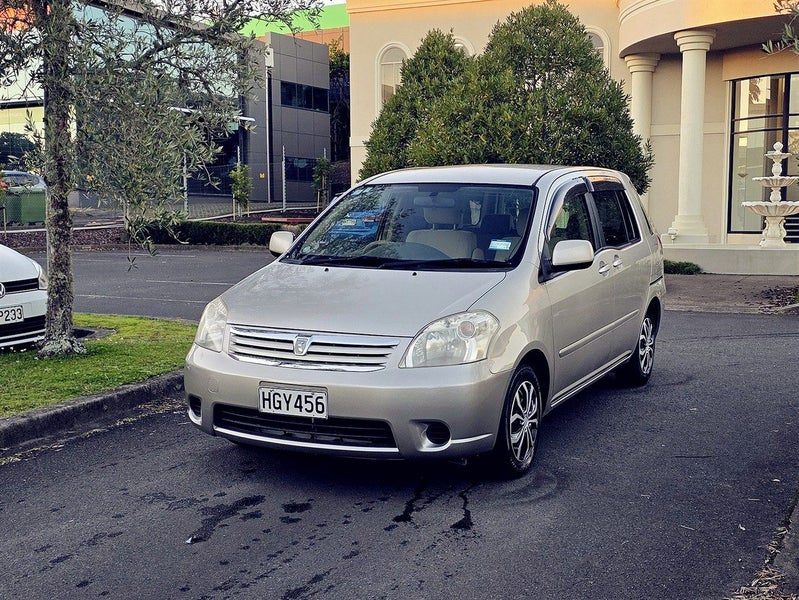 2005 Toyota Raum, photo 2