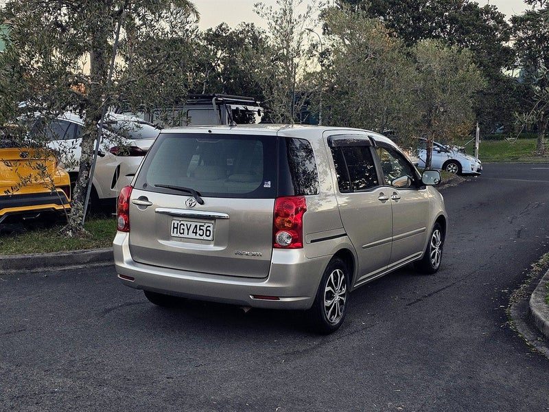 2005 Toyota Raum, photo 3