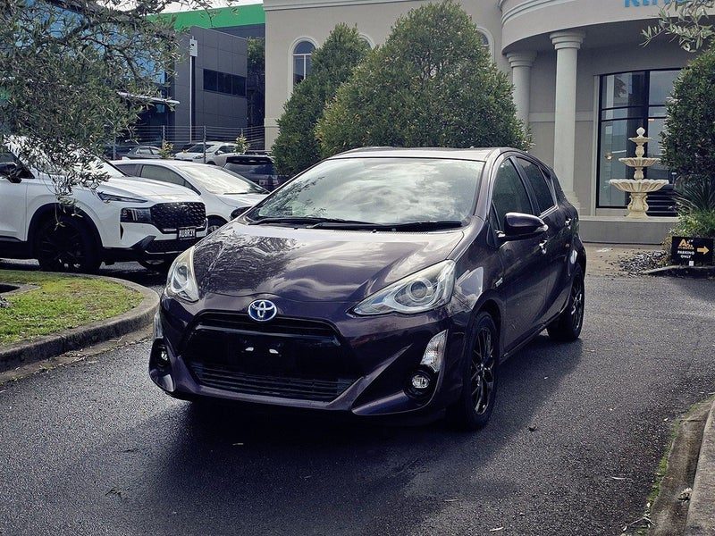 2015 Toyota Aqua Hybrid G Model, photo 2