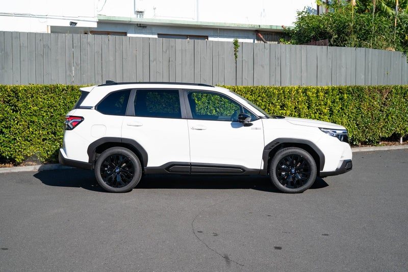 2026 Subaru Forester Hybrid AWD Touring, photo 2