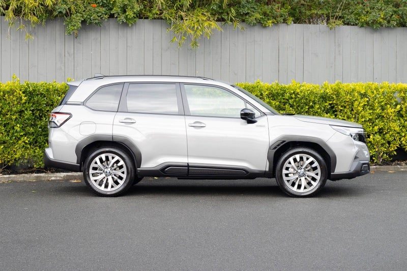2026 Subaru Forester Hybrid AWD Touring, photo 2
