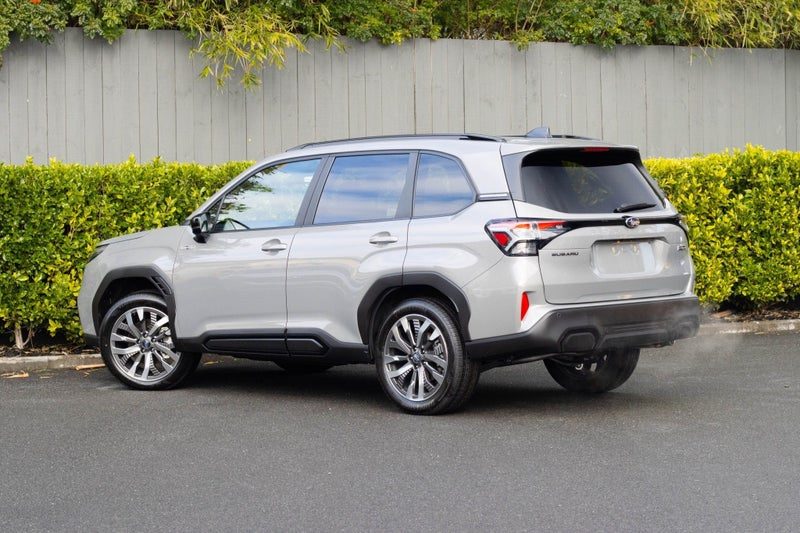 2026 Subaru Forester Hybrid AWD Touring, photo 3