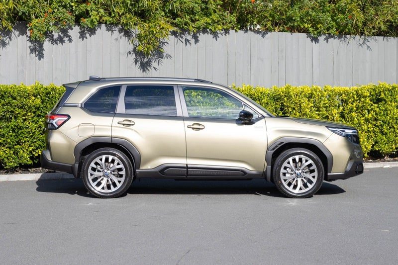 2026 Subaru Forester Touring Hybrid, photo 2