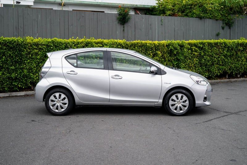 2012 Toyota Prius C L1 1.5 Hybrid Ecvt, photo 2
