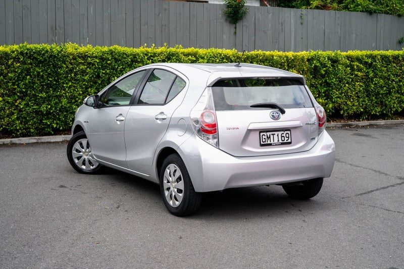2012 Toyota Prius C L1 1.5 Hybrid Ecvt, photo 3