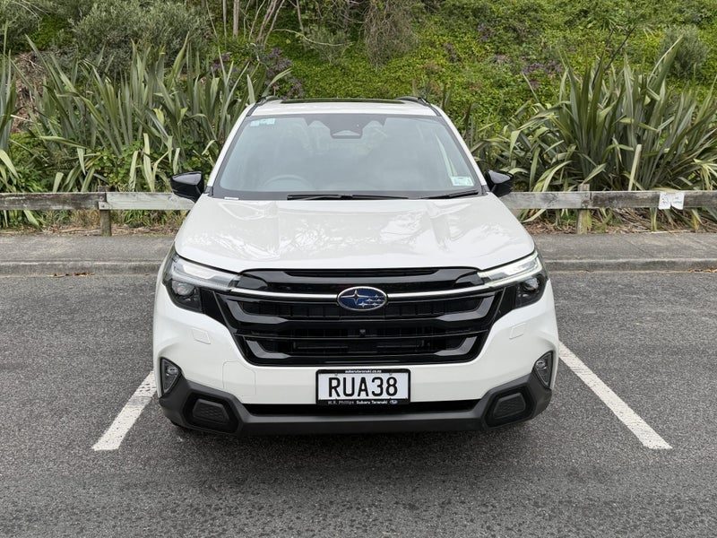 2026 Subaru Forester Hybrid AWD Touring, photo 2