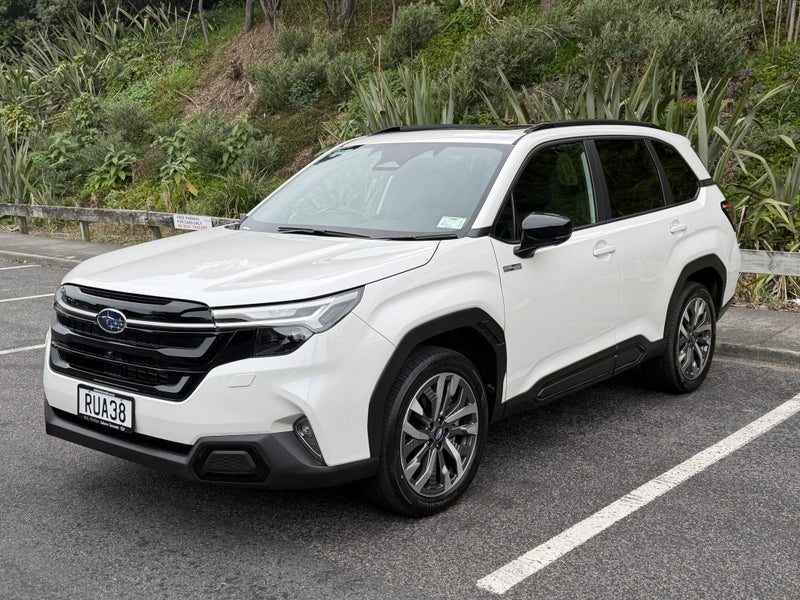 2026 Subaru Forester Hybrid AWD Touring, photo 3