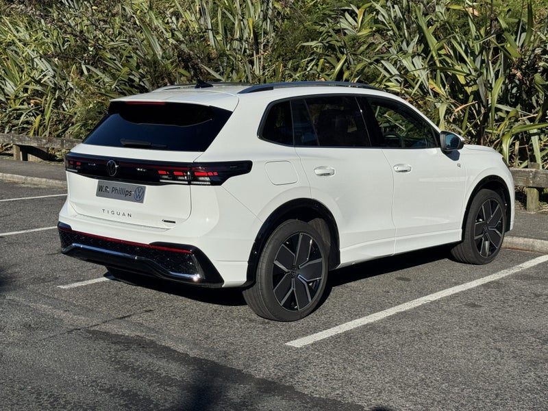 2026 Volkswagen Tiguan R-Line AWD - Touring Pack!, photo 3