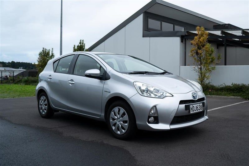 2013 Toyota Prius C, photo 2