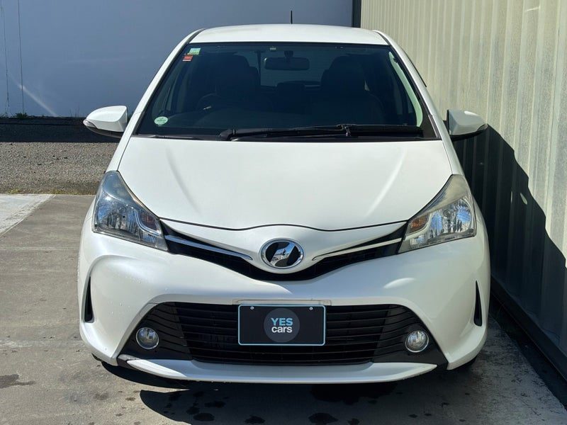 2015 Toyota Vitz 1.0F Smart Style Push Start, photo 2