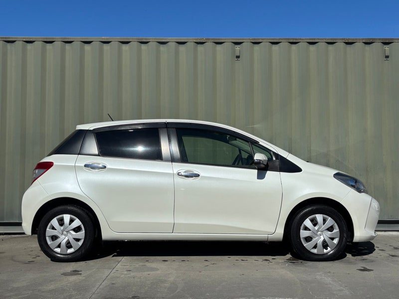 2015 Toyota Vitz 1.0F Smart Style Push Start, photo 3