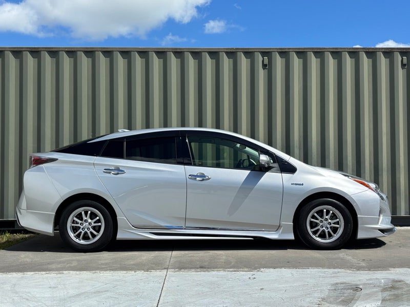 2015 Toyota Prius Hybrid S Safety Sensing, photo 3
