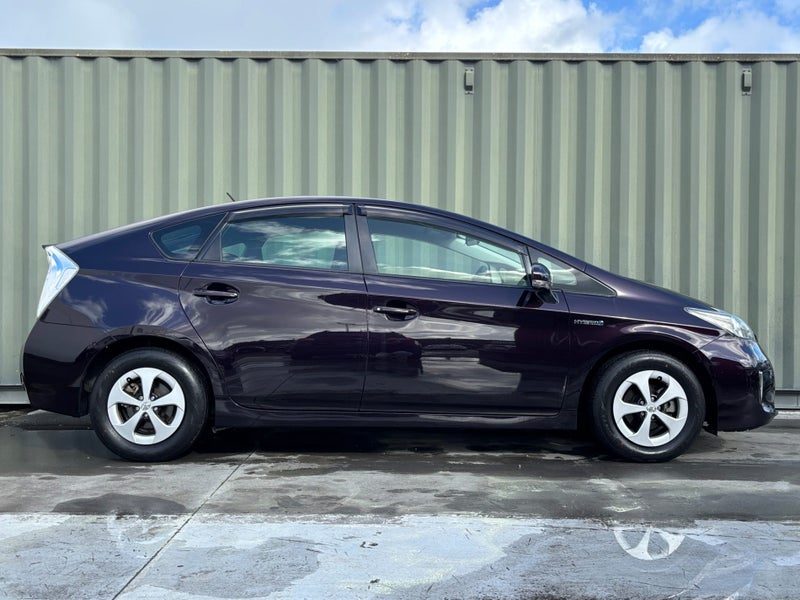 2013 Toyota Prius Hybrid S, photo 2
