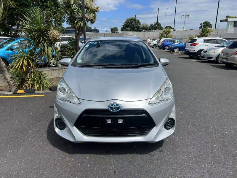 2015 Toyota Aqua Hybrid, photo 2